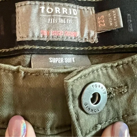 NWOT Torrid Sky High Skinny Jeans (short) - Picture 3 of 7